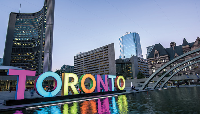 8 Reasons to Visit & Fall in Love with Toronto